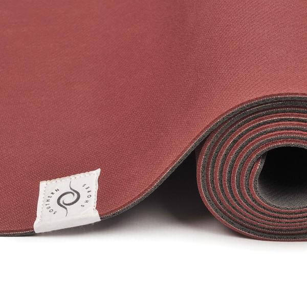 Tapis de yoga Southern enroulé proche rouge